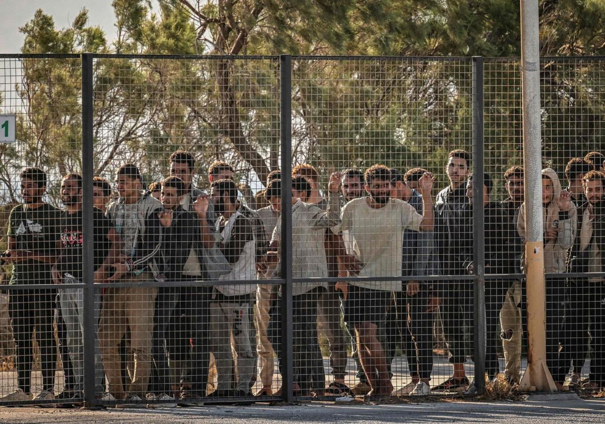 Decenas de inmigrantes, en el puerto de Lavrios, al sur de Atenas, tras ser capturados por la Guardia Costera