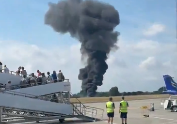 Un avión se estrella en un aeropuerto de Londres tras despegar