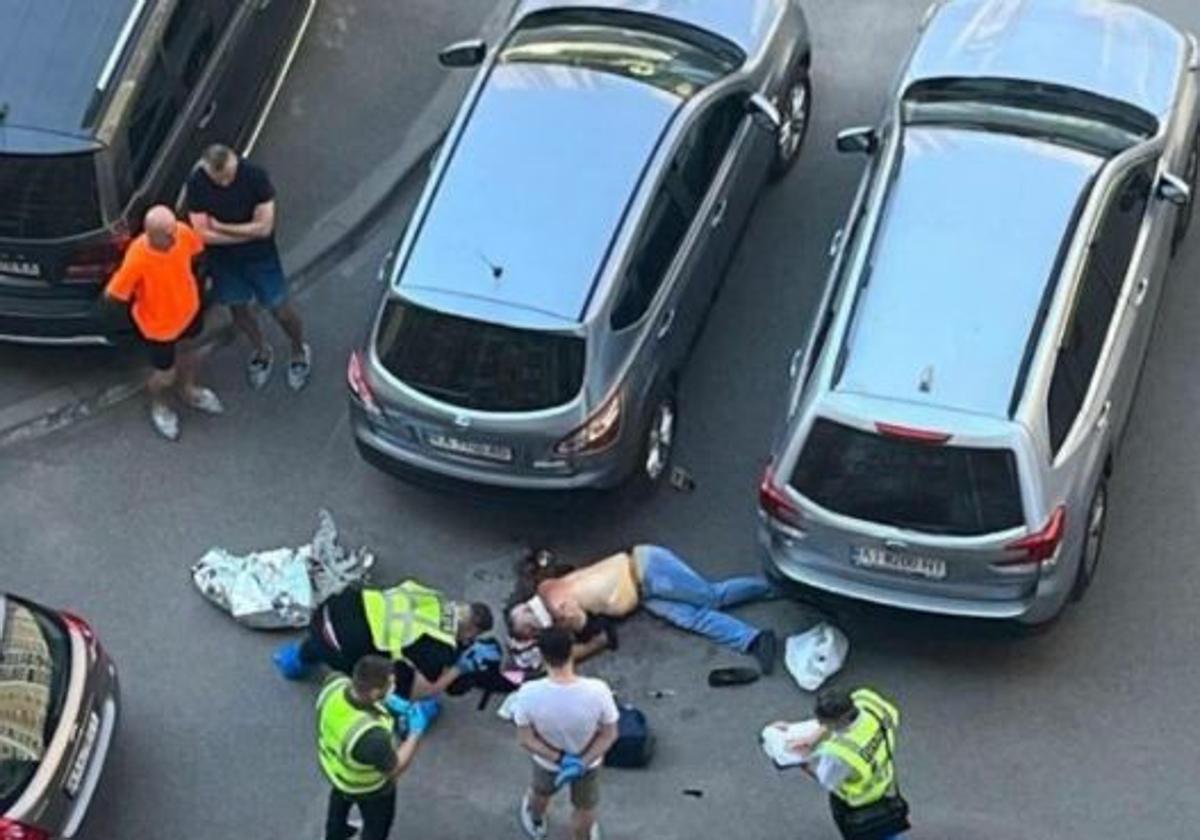 El oficial de la Inteligencia ucraniana Iván Voronych yace sobre un charco de sangre tras ser tiroteado en Kiev, en una imagen difundida en las redes sociales