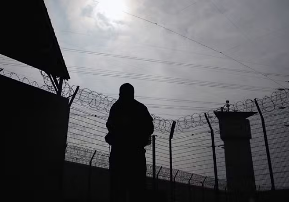 Un guardia de la penitenciaría de Corbas, en las afueras de Lyon, monta guardia.