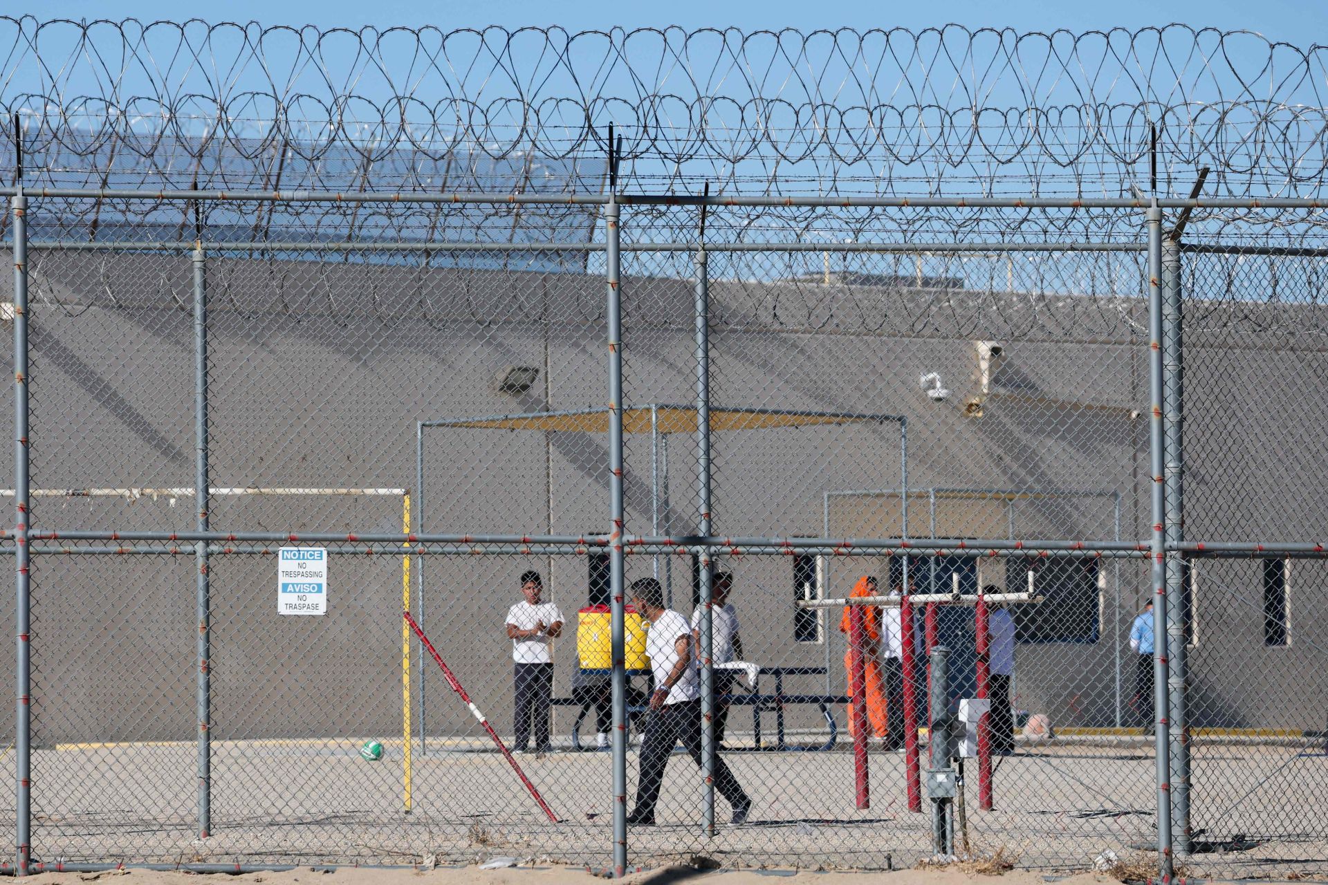 Grupo de inmigrantes en el centro de detención del ICE en Adelanto, California