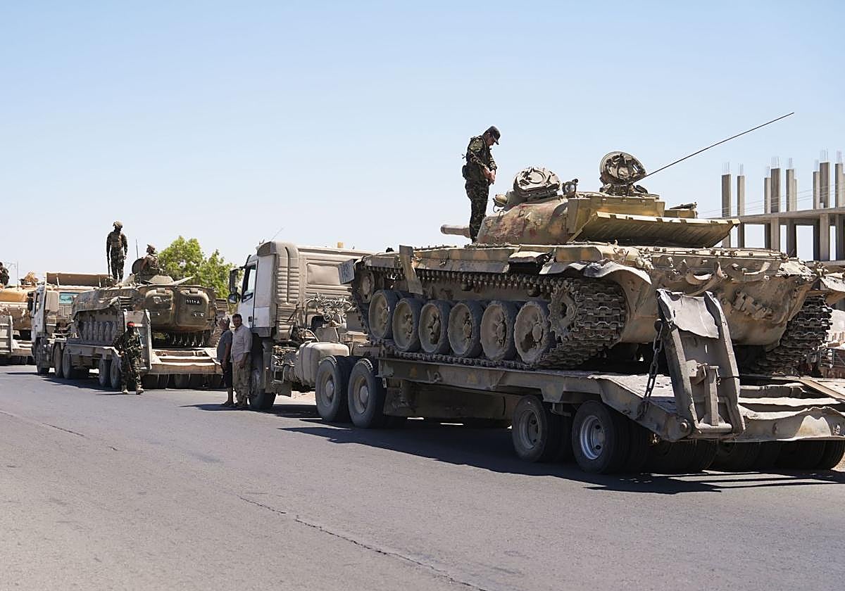 Un convoy del Ejército sirio abandona Sueida tras el anuncio de un alto en fuego después de dos días de enfrentamientos