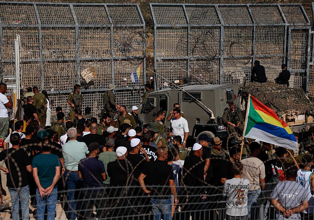 Drusos israelíes se reúnen cerca de la línea de alto el fuego entre los Altos del Golán ocupados por Israel y Siria