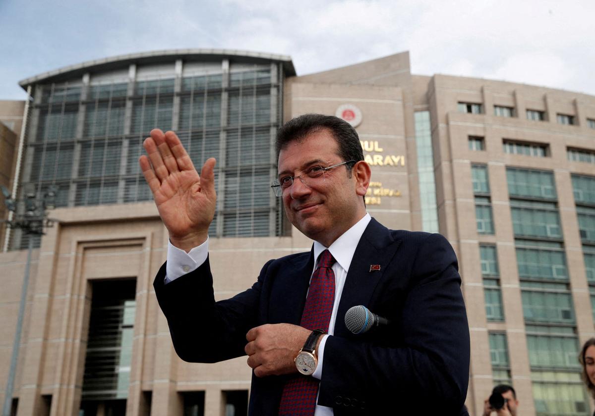 Imamoglu se dirige a sus partidarios frente al Palacio de Justicia de Caglayan en Estambul