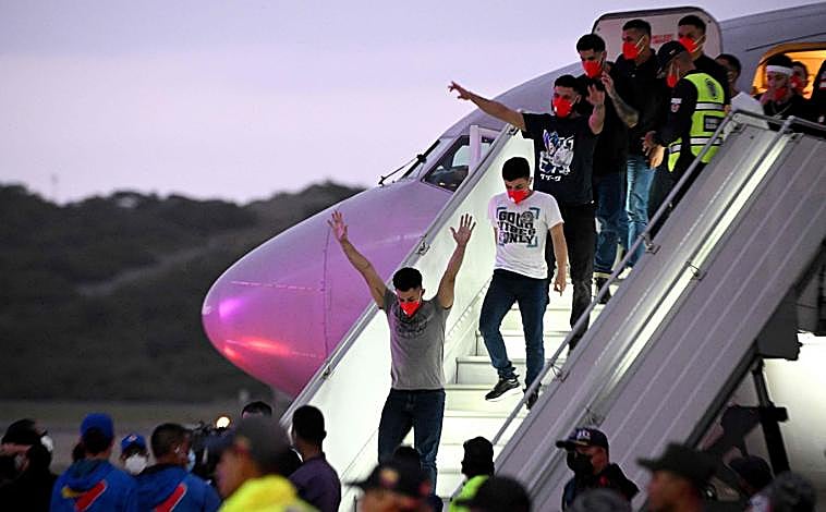 Imagen principal - Alrededor de 300 inmigrantes venezolanos y diez estadounidenses detenidos vuelven a sus países de origen