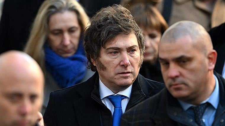 El presidente Javier Milei acudió al acto de recuerdo por las víctimas del atentado