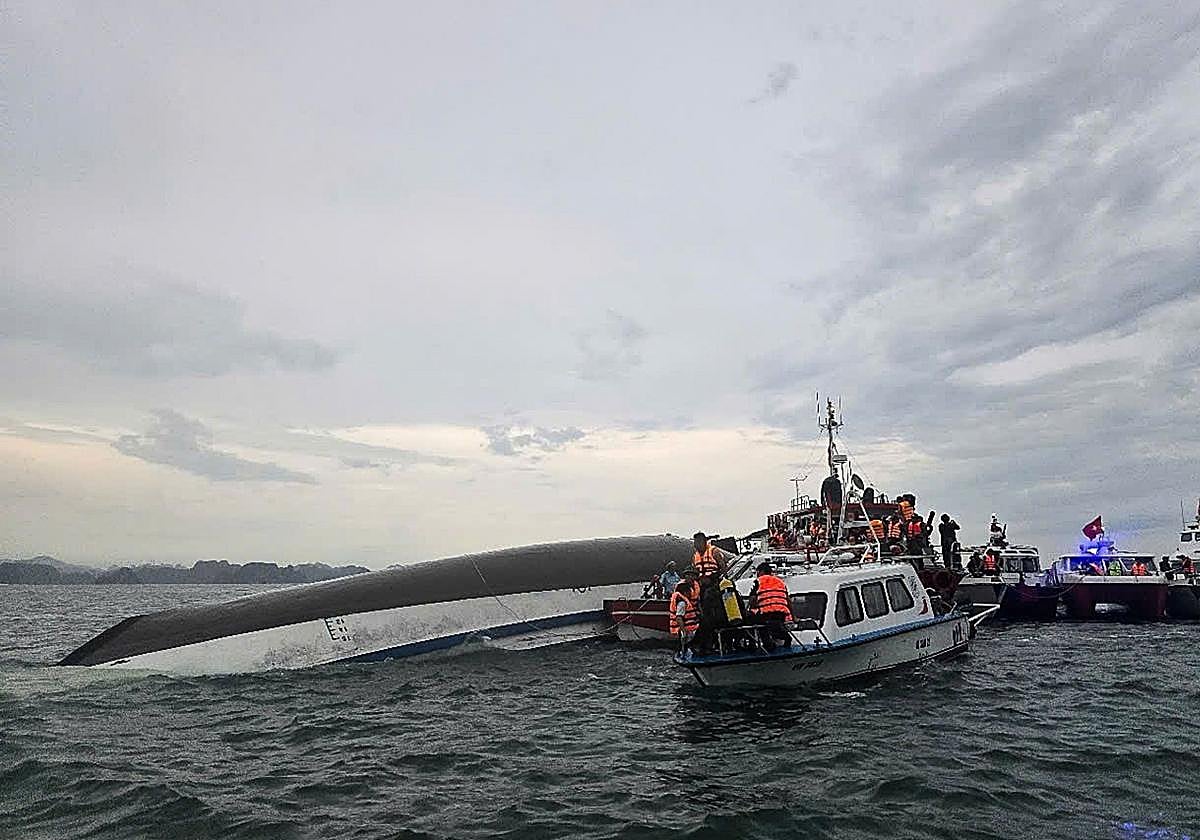 El barco volteó debido a las fuertes lluvias
