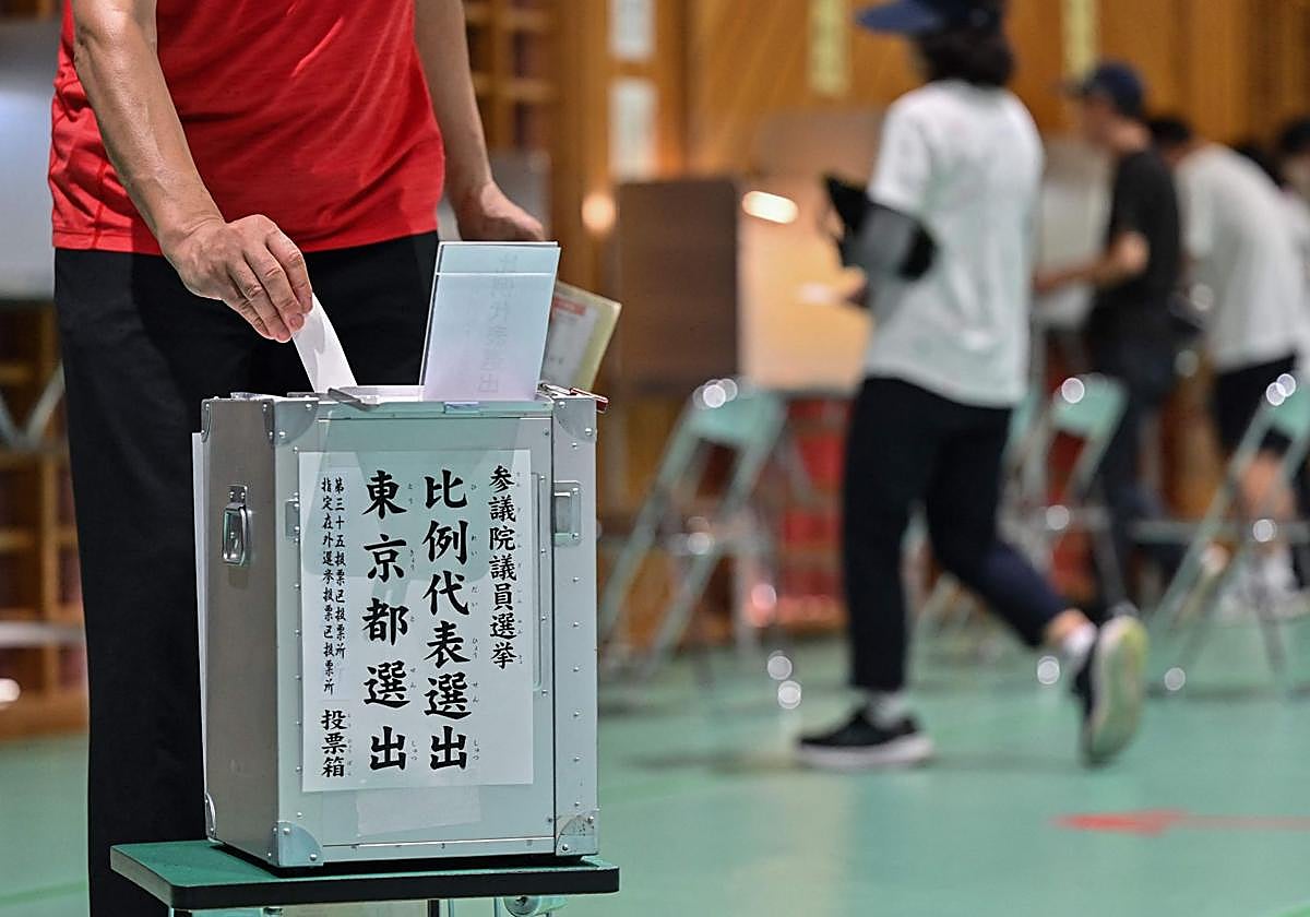 Los votantes participan en las elecciones a la Cámara Alta en un colegio electoral de Tokio