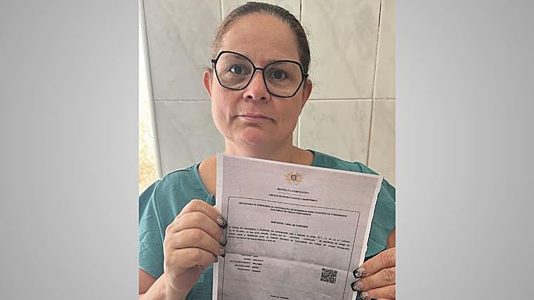 Ana Paula Reis con su permiso de residencia caducado