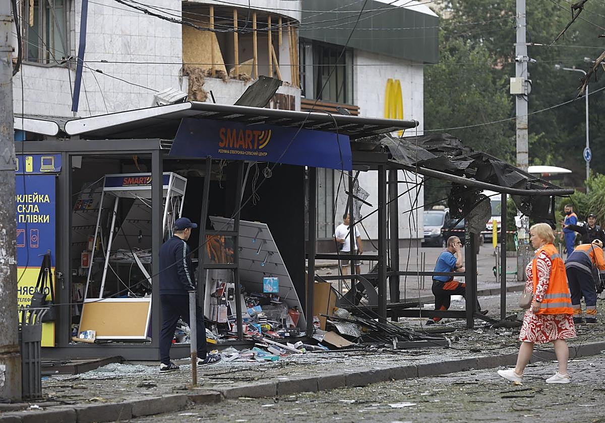 Al menos dos fallecidos y 15 heridos tras el ataque ruso a Kiev la madrugada de este lunes