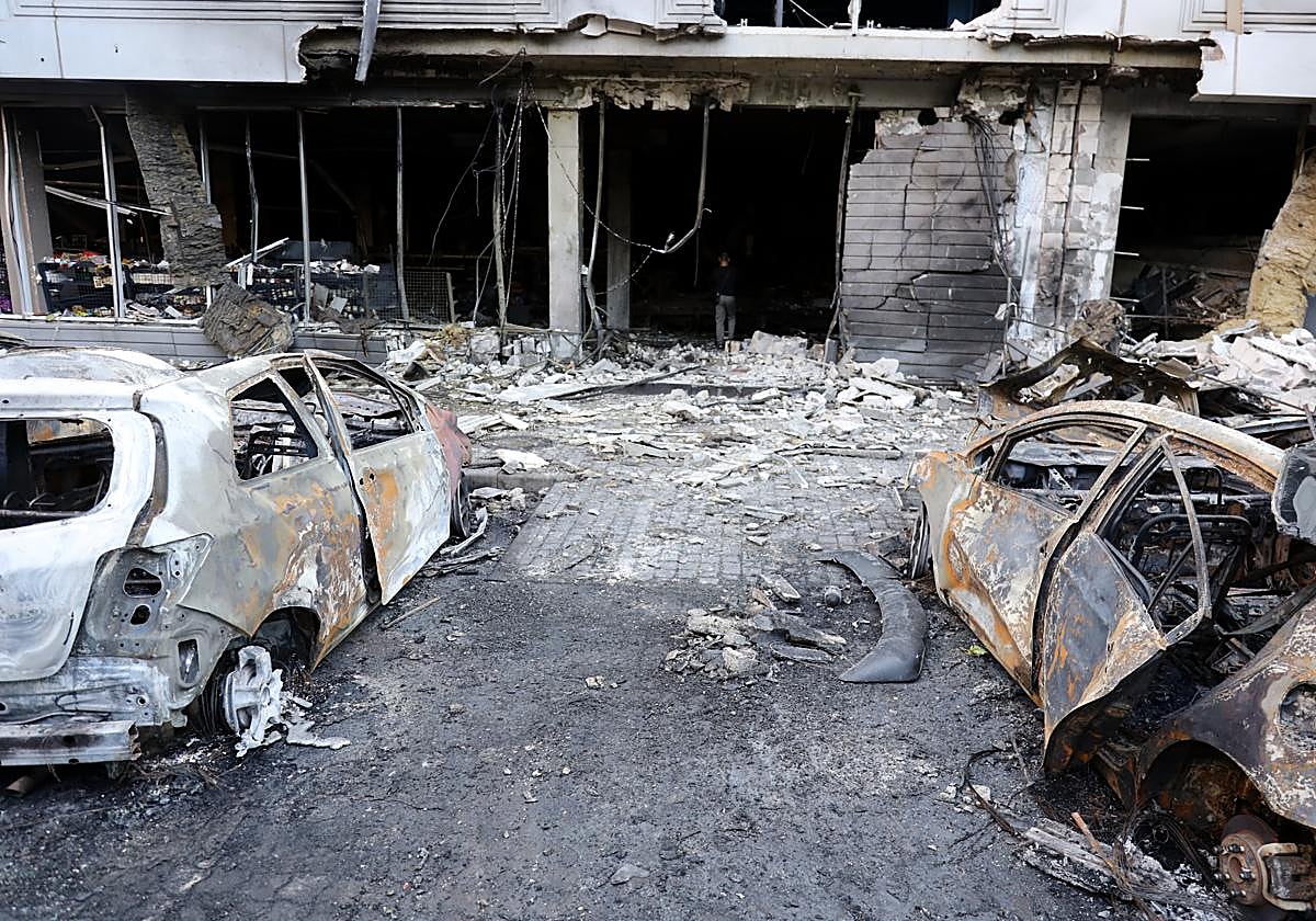 Vehículos incendiados tras un ataque nocturno cerca de un complejo residencial en Kiev