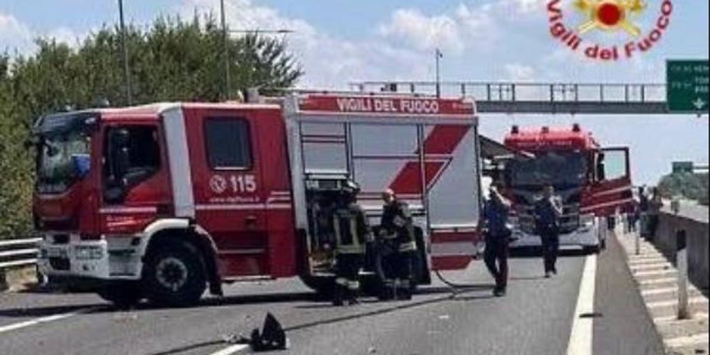Dos muertos al caer una avioneta sobre una autopista en Italia