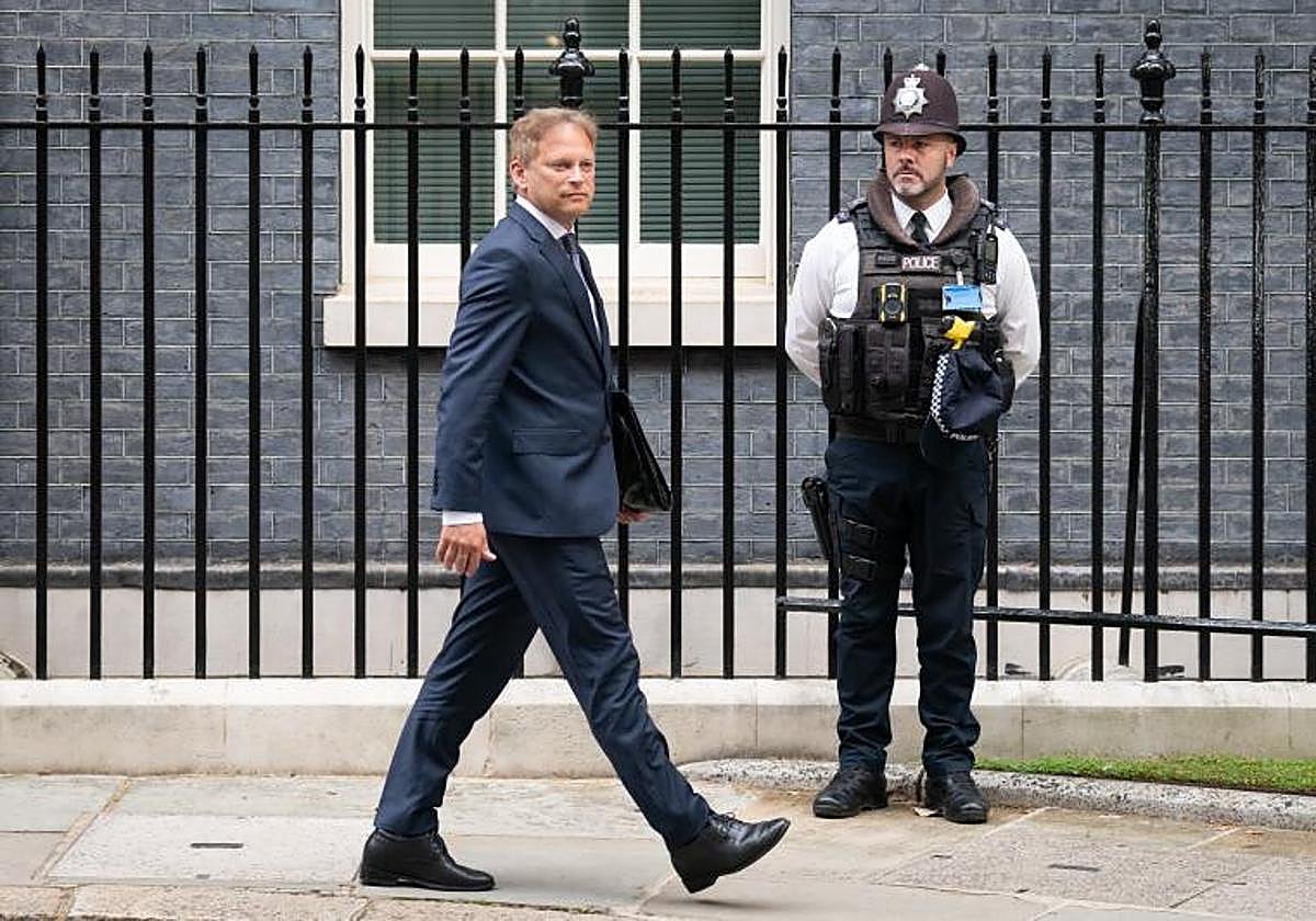 Grant Shaps junto a un policía británico