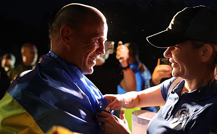 Imagen principal - Zelenski anunció que este miércoles 1.000 soldados regresaron a casa como parte de la novena etapa del último intercambio de prisioneros acordado en Estambul.