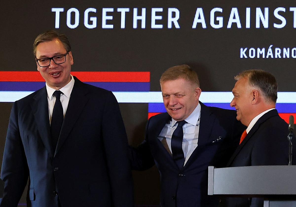 El presidente de Serbia junto a los primeros ministros de Eslovaquia y Hungría, cuyos gobiernos son afines a Rusia