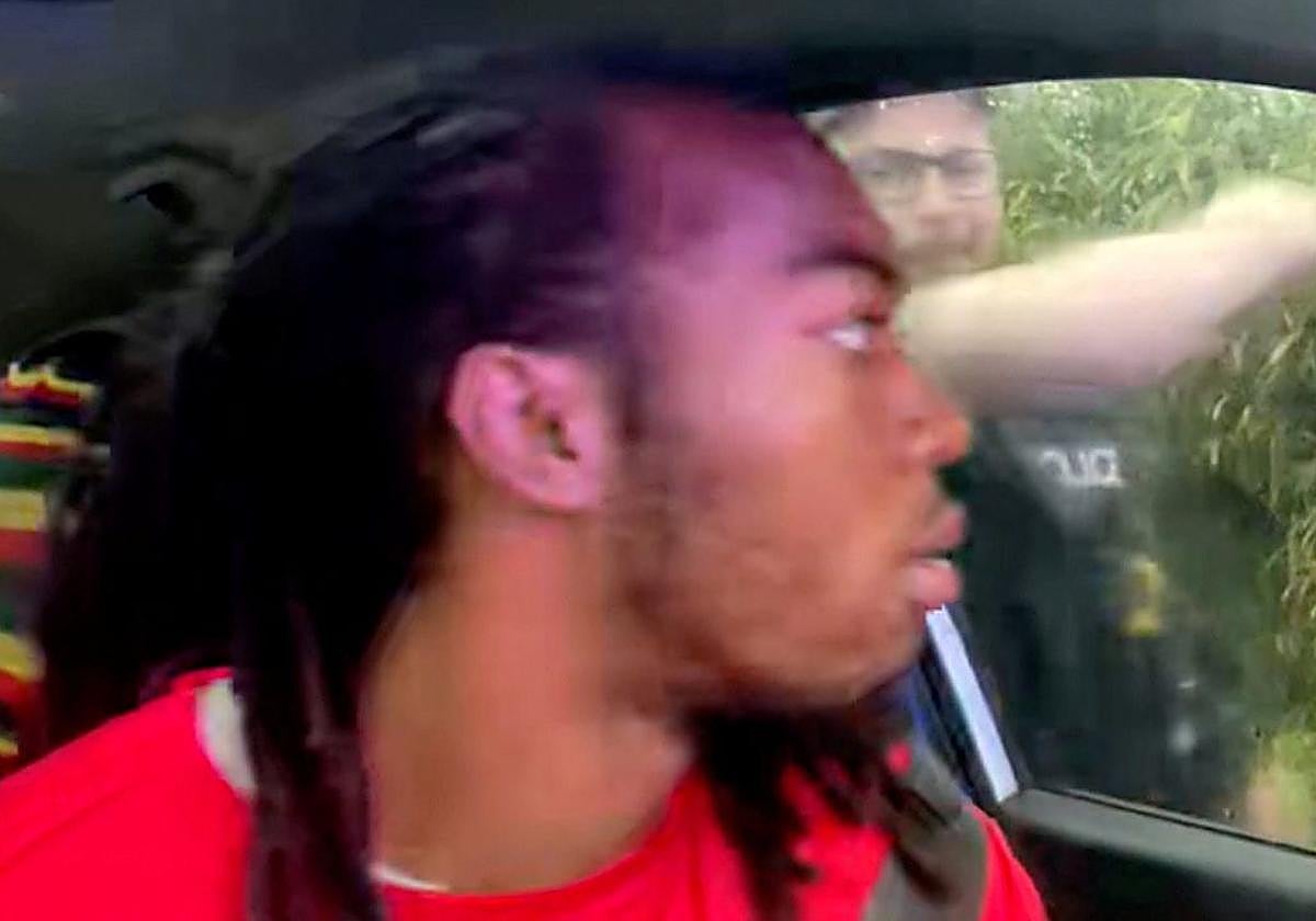 El momento en el que un agente de policía golpea la ventanilla de William McNeil Jr., tras haber sido detenido en su vehículo