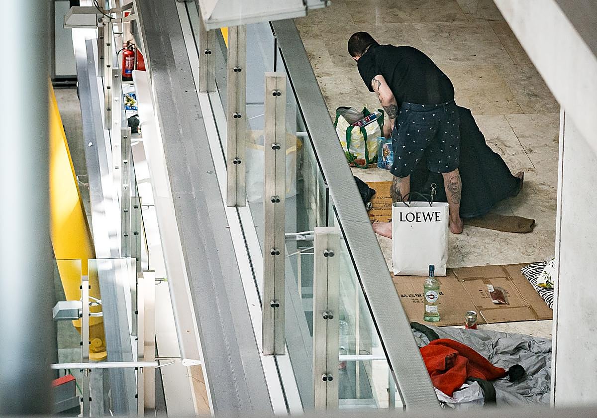 Una persona se prepara para pernoctar en la T4 del Aeropuerto Adolfo Suárez-Madrid Barajas. (Archivo)