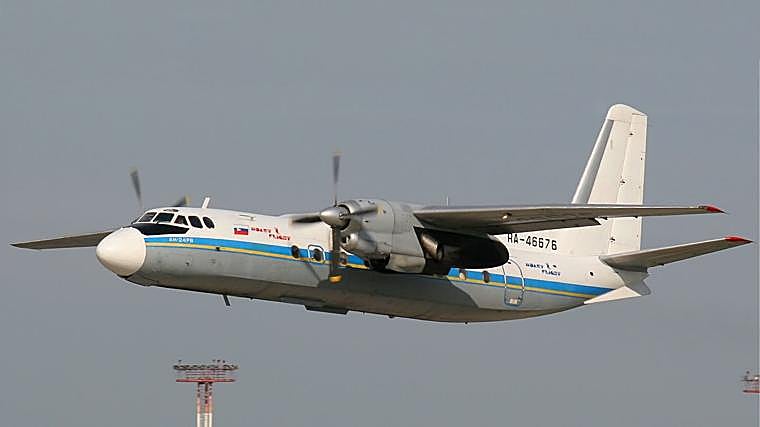 Modelo Antonov An-24, como el que se estrelló este jueves en Rusia
