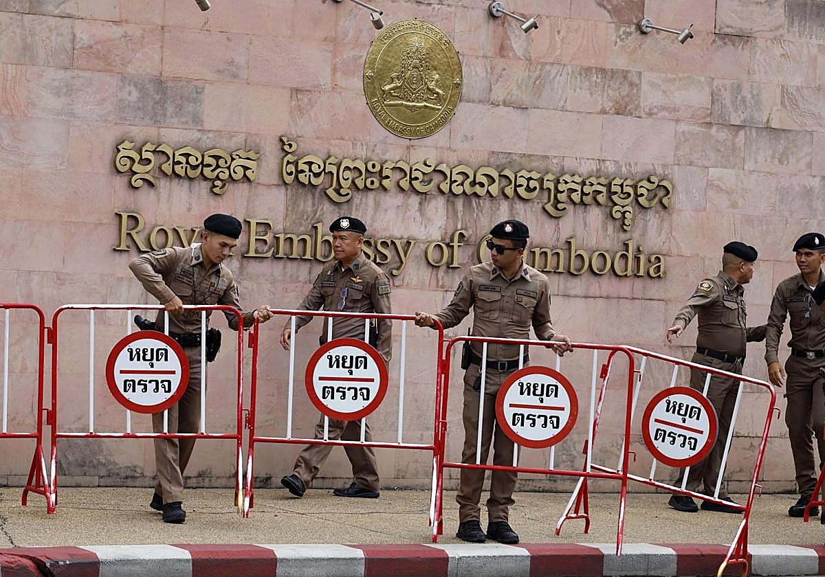 La policía tailandesa monta vallas de seguridad frente a la Embajada de Camboya en Bangkok