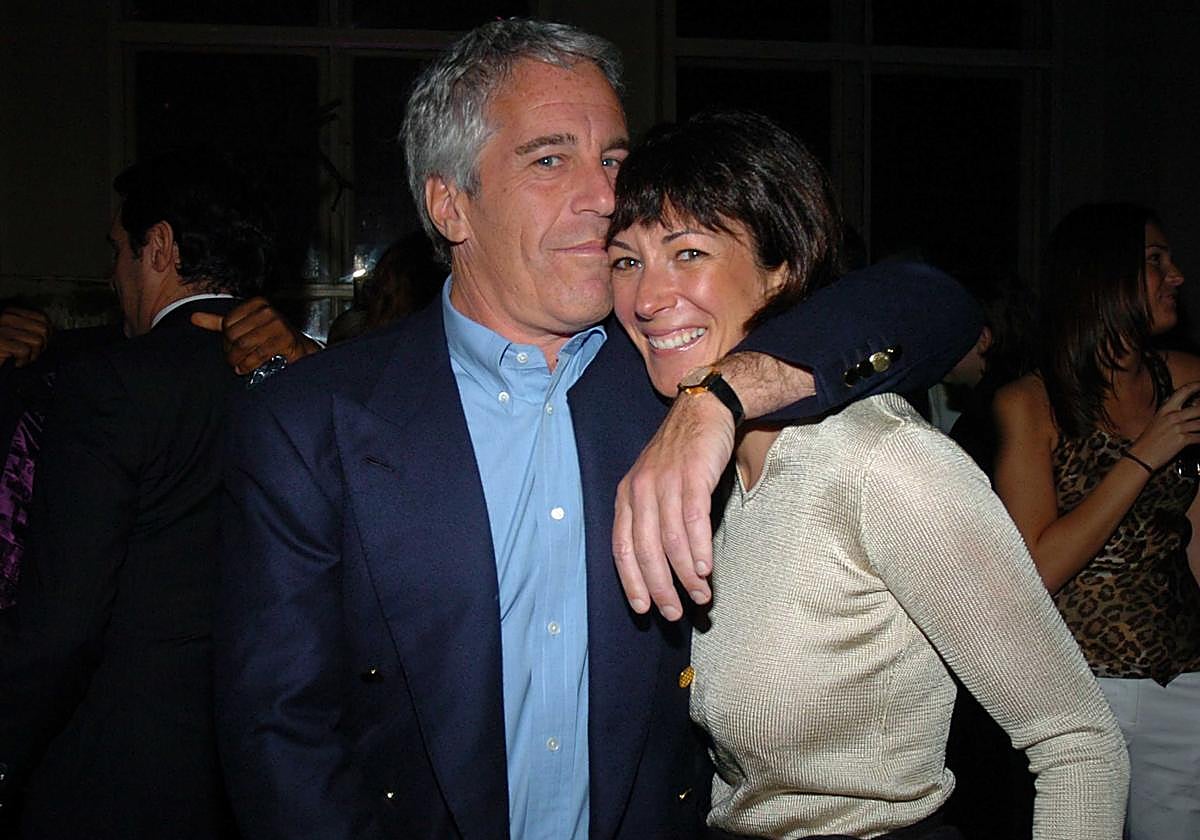 Jeffrey Epstein, en una imagen del 2005 con su entonces pareja, Ghislaine Maxwell, quien cumple condena por proxenetismo