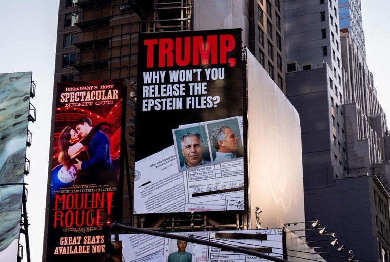 Un cartel en Times Square (Nueva York) pide la publicación de los archivos de Epstein