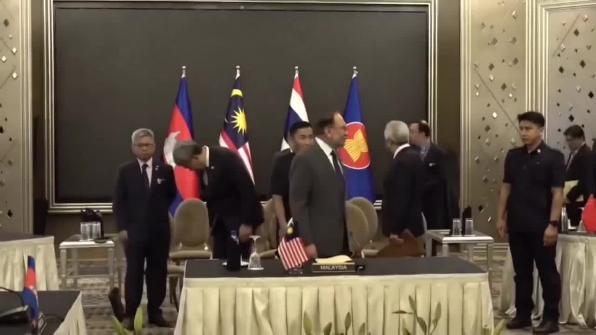 Tailandia y Camboya se reúnen en Malasia para tratar de alcanzar un alto el fuego