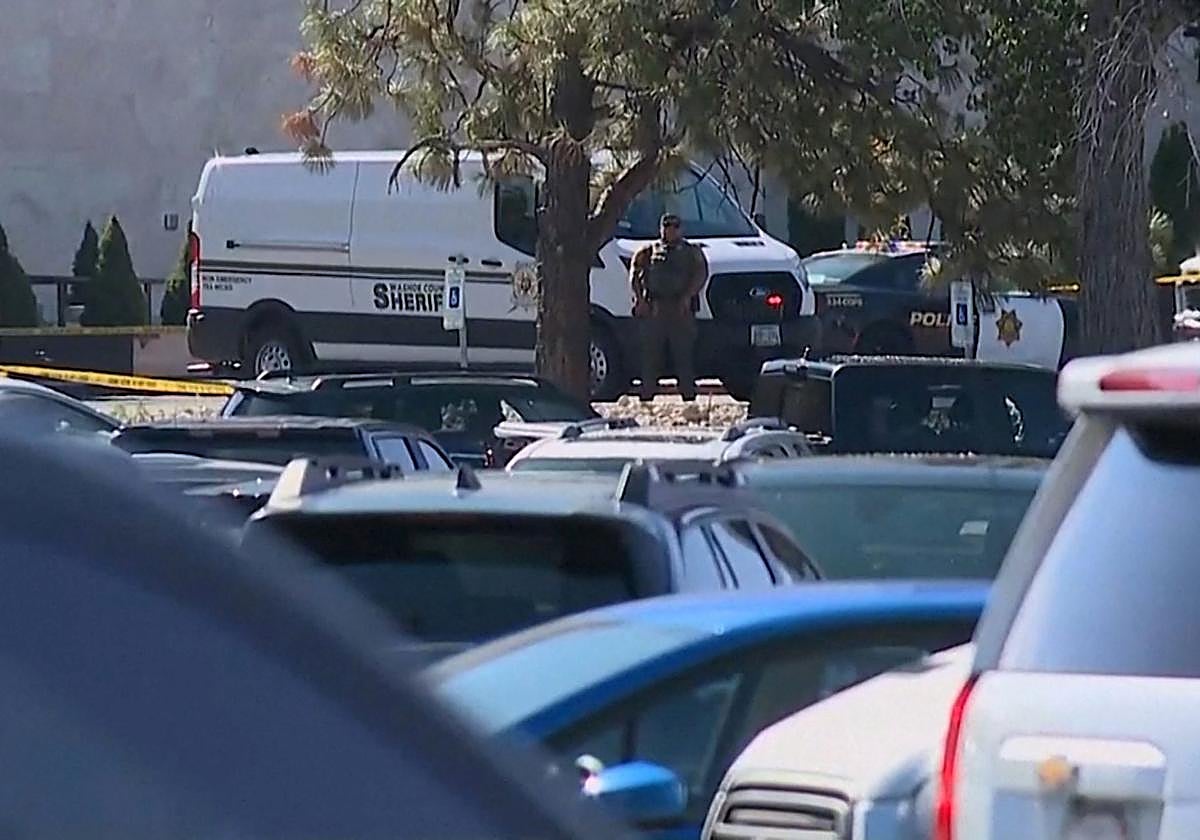 Un agente del sheriff del condado de Washoe vigila el casino donde han ocurrido los hechos