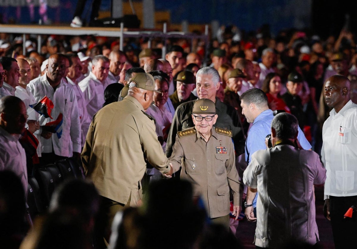 El expresidente cubano Raúl Castro y el actual mandatario, Miguel Díaz-Canel, asisten a una ceremonia conmemorativa del 72.º aniversario del 26 de julio de 1953