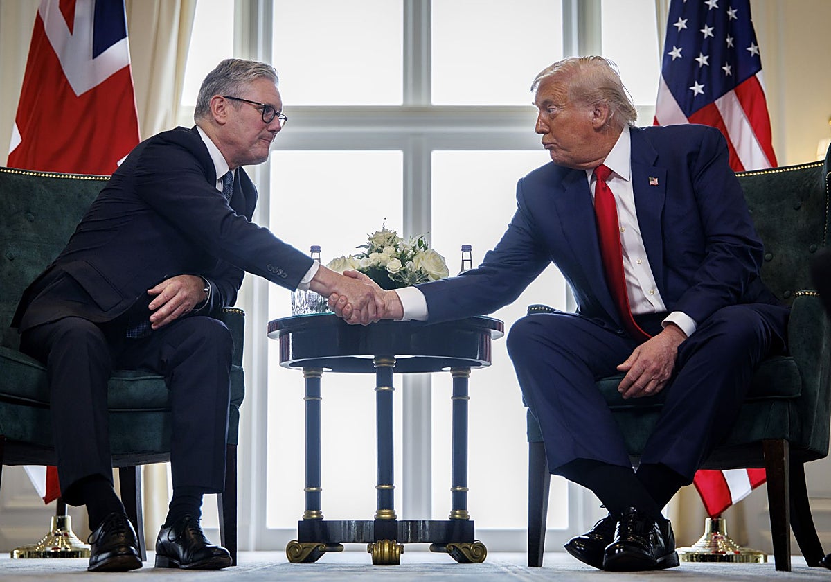 El primer ministro británico, Keir Starmer, y el presidente estadounidense, Donald J. Trump, se estrechan la mano durante su reunión en el campo de golf Trump en Escocia