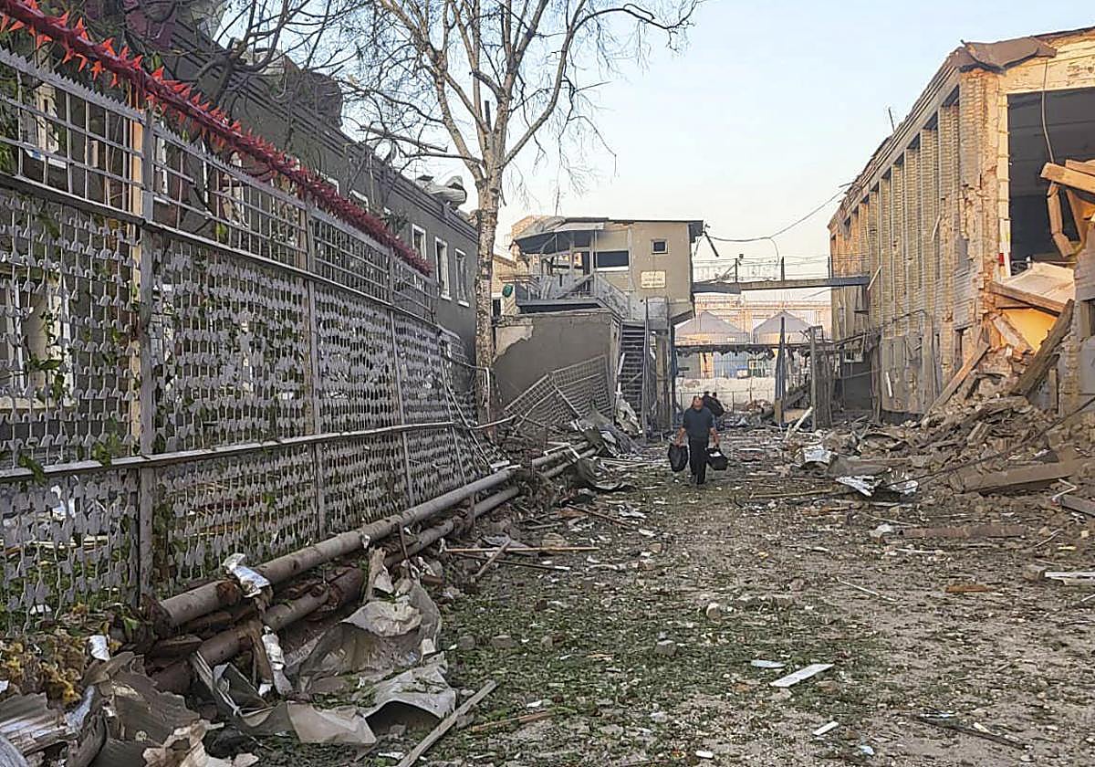 Los bomberos ucranianos apagan un incendio provocado por un ataque con drones rusos en Kropyvnytskyi