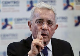 El expresidente colombiano Álvaro Uribe es condenado a 12 años de prisión domiciliaria por soborno y fraude procesal