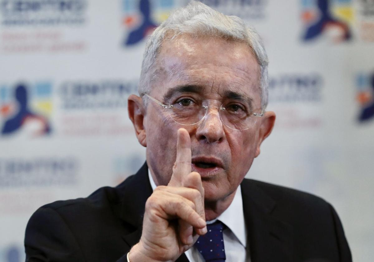 El expresidente colombiano Álvaro Uribe es condenado a 12 años de prisión domiciliaria por soborno y fraude procesal