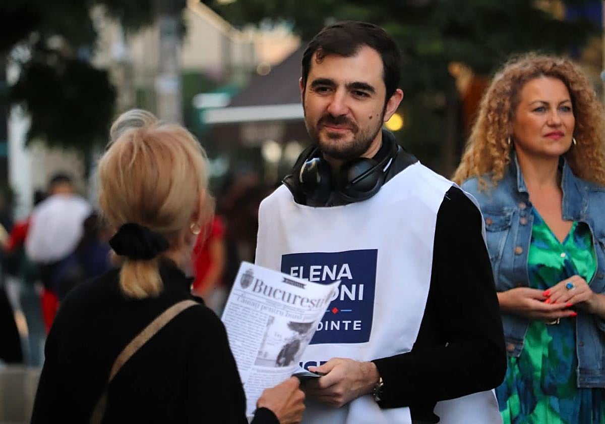 Claudiu Nasui, haciendo campaña electoral en las calles de Bucarest