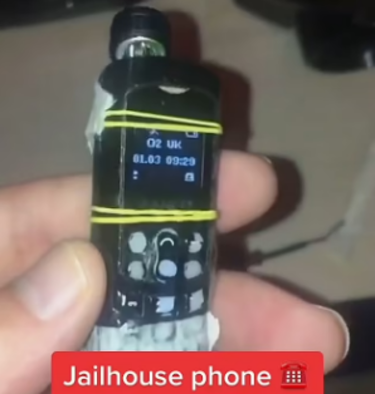 Los prisioneros muestran en vídeos los teléfonos que usan dentro de prisión