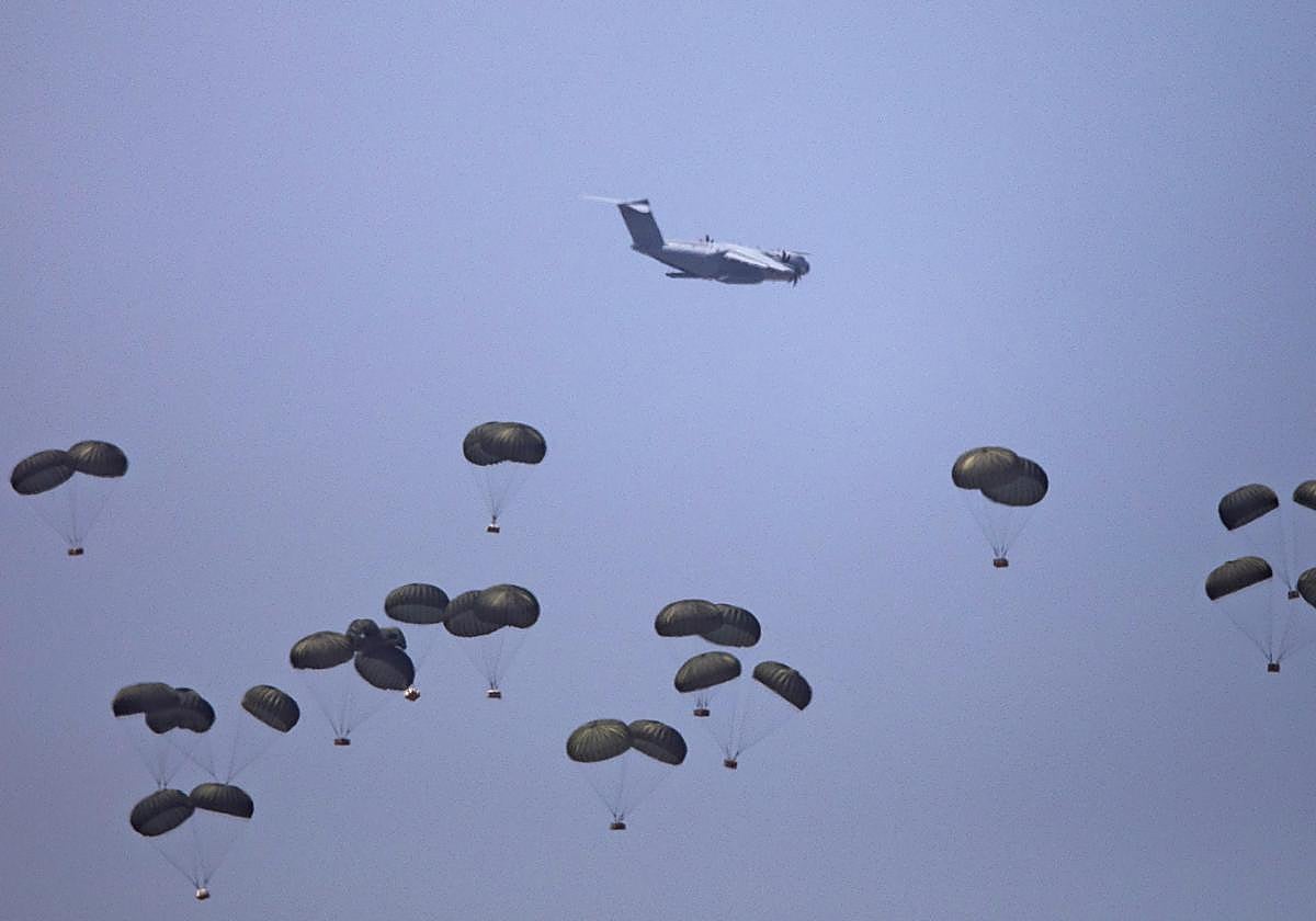 Un avión militar del Ejército egipcio lanza ayuda humanitaria sobre el sur de la Franja de Gaza