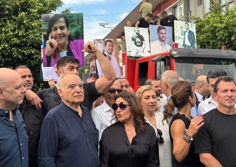 Imagen secundaria 1 - Los bomberos de Beirut, que perdieron a diez compañeros en la explosión, desfilaron ayer junto a las familias de las víctimas (imagen superior horizontal). Al acto acudieron el ministro de Cultura y la responsable de Asuntos Sociales (imagen de arriba horizontal). El doctor Adem, que perdió a su hija Krystel, se unió a la marcha junto a Mireille Khouri, cuyo hijo Elías, de 15 años, murió aquel trágico 4 de agosto de 2020 (imagen de arriba vertical)