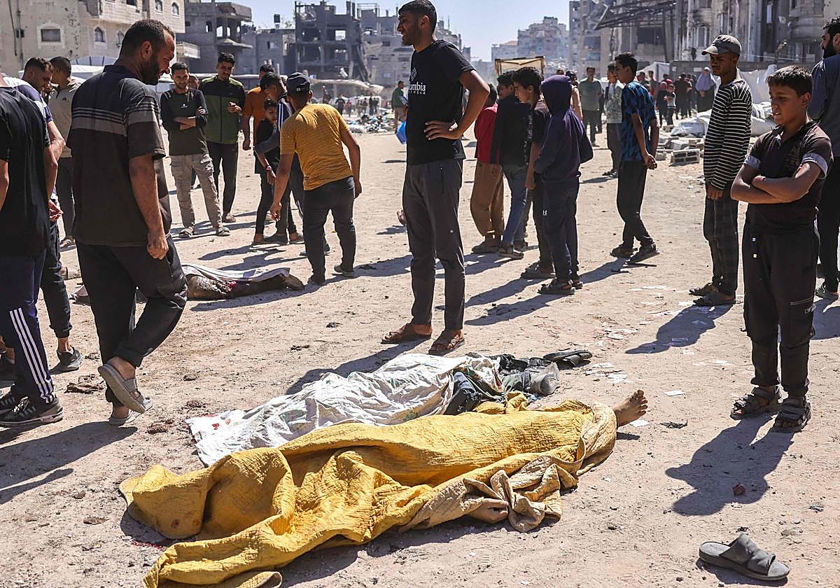 Varios cadáveres sobre el suelo de Yabalia, en el norte de la Franja, tras un ataque con drones israelíes.