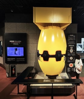 Imagen secundaria 2 - Arriba, la fantasmagórica Cúpula de la Bomba Atómica es el símbolo de la destrucción atómica de Hiroshima; debajo, a la izquierda, monumento a las víctimas situado en el hipocentro donde cayó la segunda bomba, 'Fat man' en Nagasaki; la derecha, una reproducción de 'Fat man'