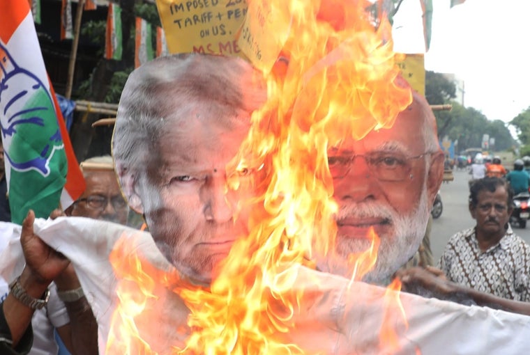 Simpatizantes del principal partido opositor de la India queman imágenes de Trump y Modi como protesta contra los aranceles