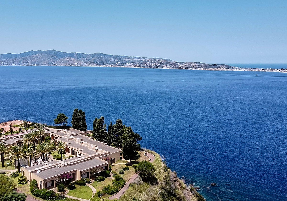 Foto panorámica del estrecho marino que separa la isla de Sicilia de la Italia peninsular