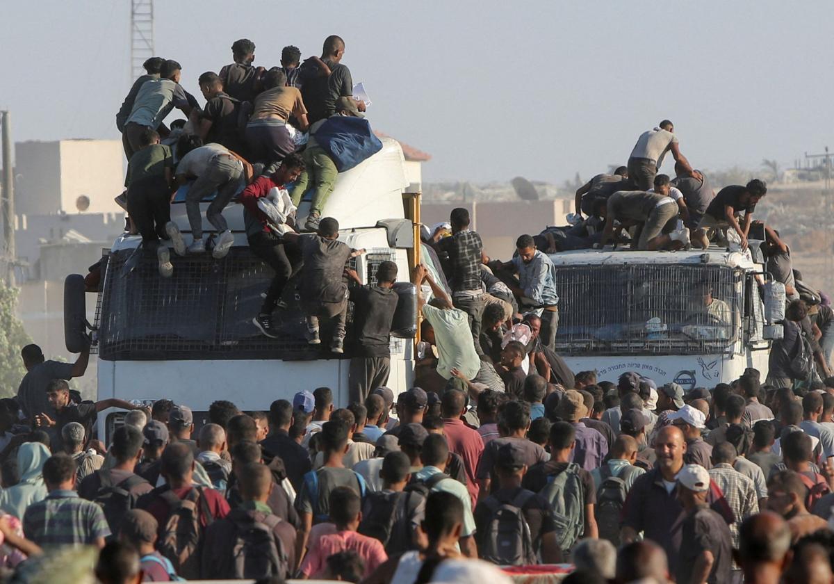 Los camiones de ayuda humanitaria intentan pasar por rutas de multitudes deseperadas que se abalanzan sobre dichos vehículos