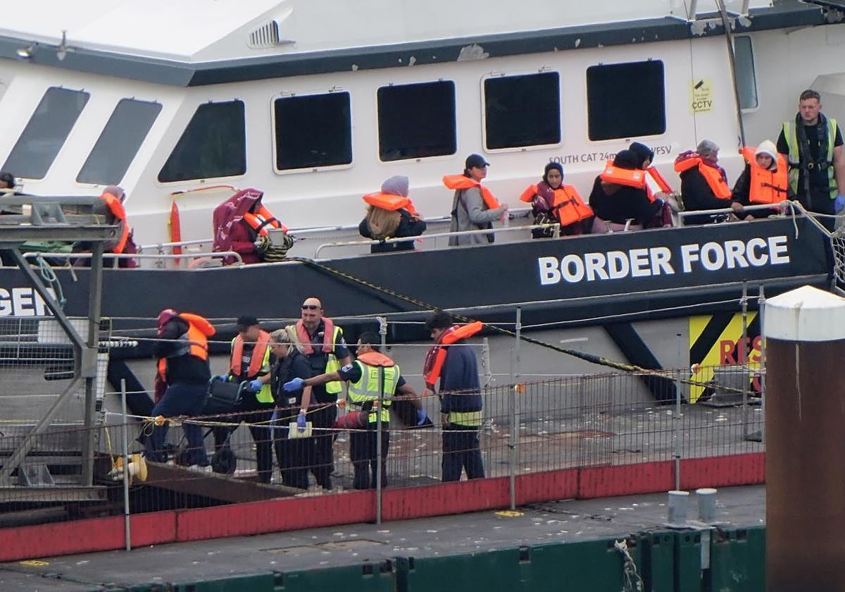 Traslado de un grupo de inmigrantes llegando al pureto de Dover