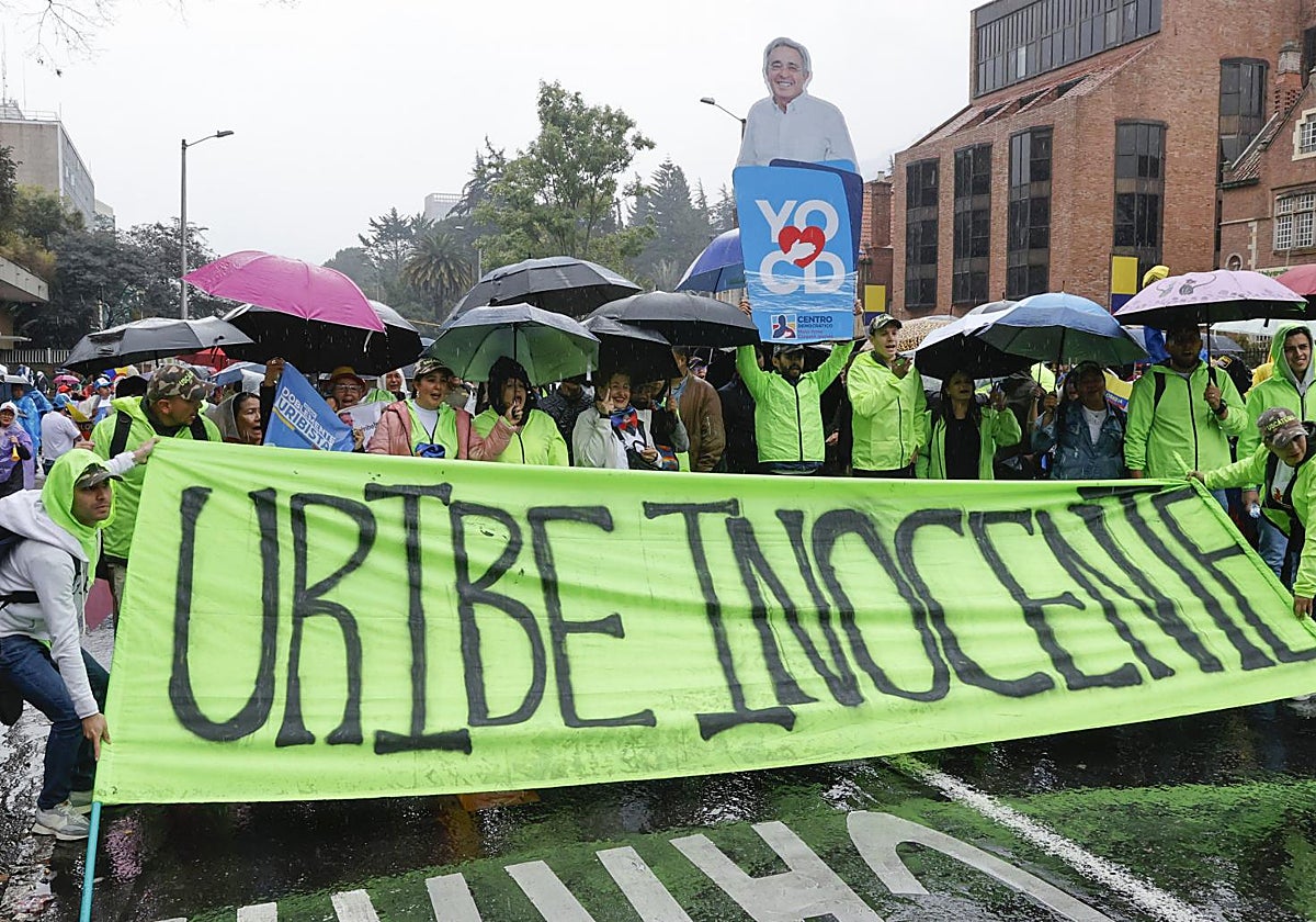 Simpatizantes del expresidente Álvaro Uribe marchan este jueves por la calles de Bogotá