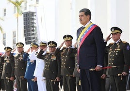 Nicolás Maduro, rodeado de militares en la inauguración de su mandato