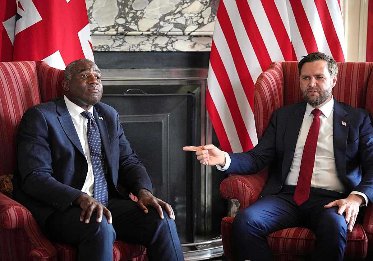 El ministro de Asuntos Exteriores británico, David Lammy escucha al vicepresidente estadounidense, J. D. Vance (der.), durante una reunión en Chevening House, en el sureste del Reino Unido