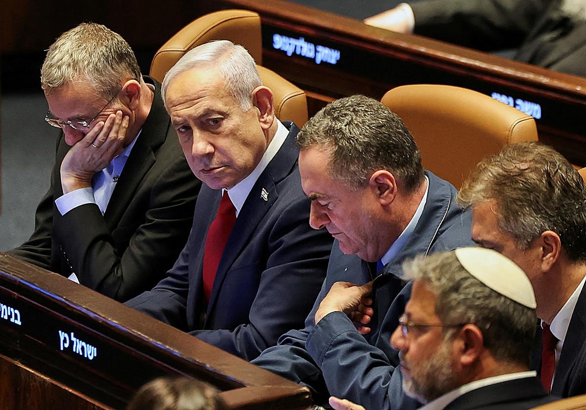 El primer ministro israelí, Benjamin Netanyahu, asiste a un debate en el pleno de la Knesset, el parlamento de Israel, en Jerusalén