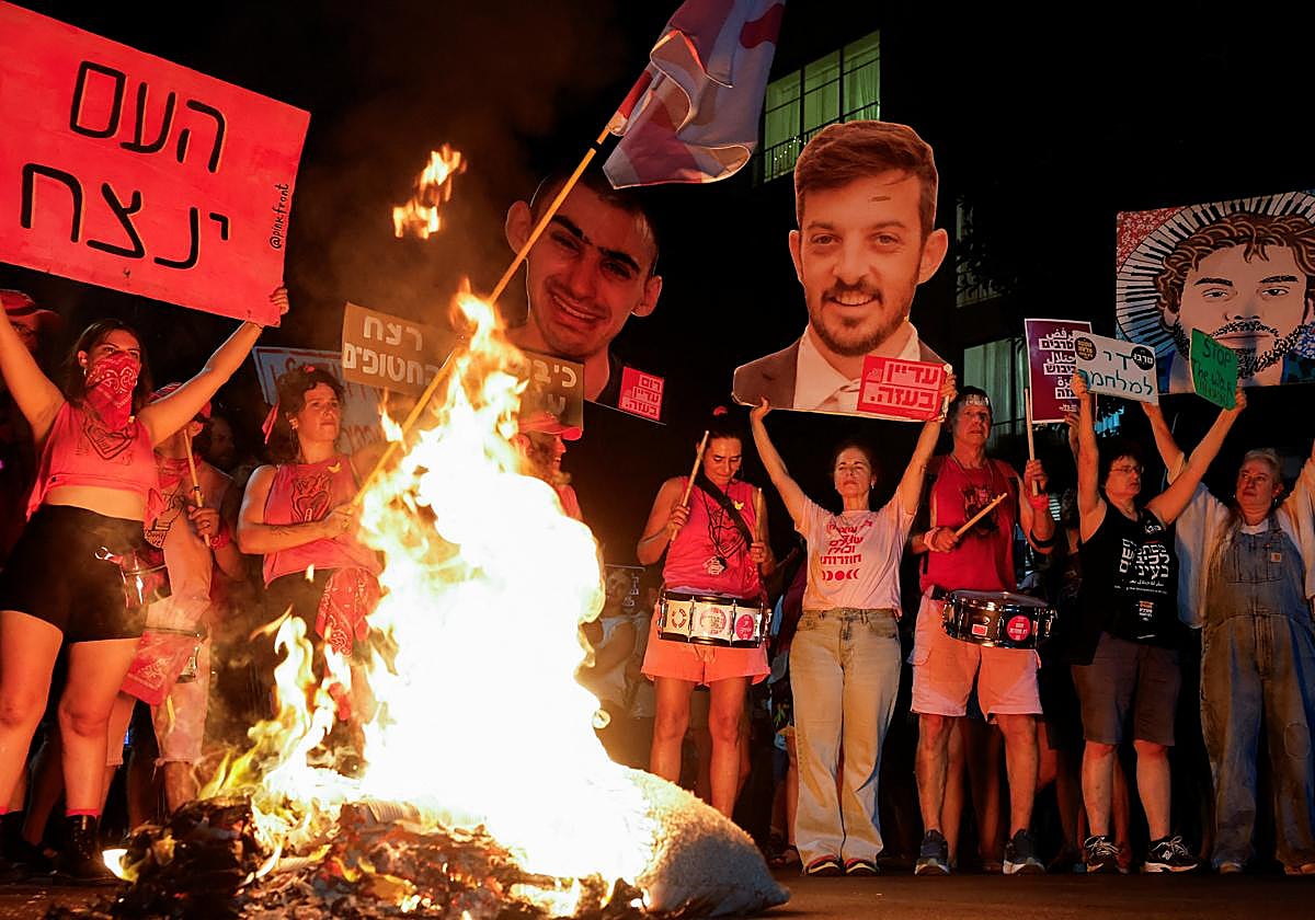 Manifestantes y familiares de los rehenes secuestrados protestan para exigir la liberación inmediata de los rehenes y el fin de la guerra