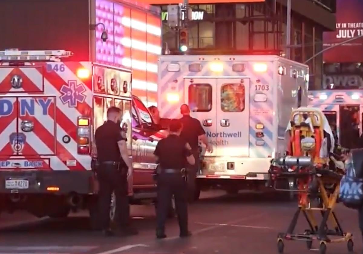 Un adolescente abre fuego y hiere a tres personas en Times Square, Nueva York