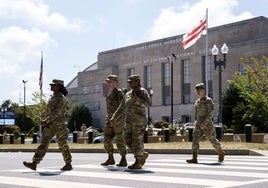 Militares estadounidenses caminan por la ciudad de Washington tras el anuncio de Trump de militarizar la capital
