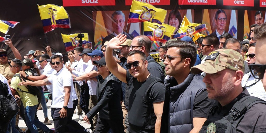Noboa marcha contra la Corte Constitucional por bloquear sus leyes